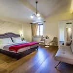 La Scaletta Al Ponte Vecchio Отель 4*