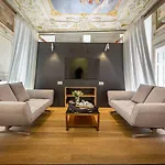 Отель La Scaletta Al Ponte Vecchio Флоренция